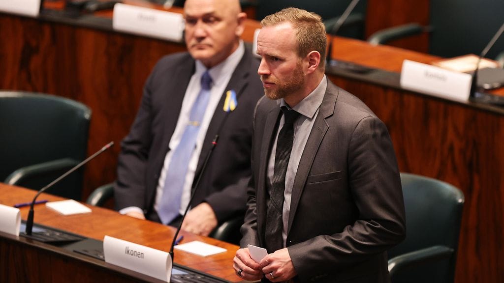 Mika Poutala kritisoi tapaa, jolla kokoomus on vienyt esitystä eteenpäin. Poutalan mukaan tuntuu, että esitystä yritetään työntää väkisin läpi, vaikkei siitä ole hallituksessa yhteisymmärrystä.