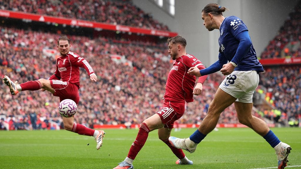 Jack Grealishin (oik.) edustama Everton taipui Liverpoolin käsittelyssä.