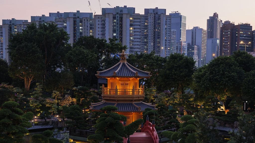 Hongkongissa oli iltapäivästä lähtien paikallista aikaa voimassa kolmanneksi korkein myrskyvaroitus.