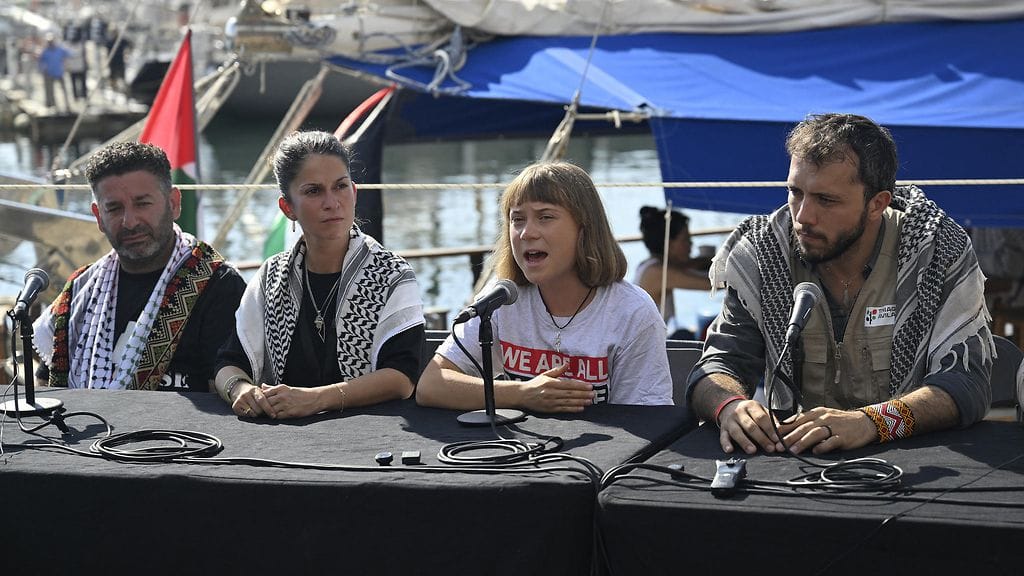 Kuva ennen Global Sumud Flotilla -laivueen lähtöä Barcelonasta 31. elokuuta 2025. Vasemmalta oikealle mukana olevat Saif Abukeshek, Yasemin Acar, Greta Thunberg ja Liam Cunningham.