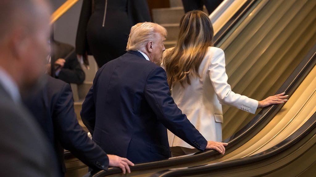 Donald Trump ja Melania Trump joutuivat kiipeämään ylös pysähtyneitä rullaportaita YK:n päämajassa 23. syyskuuta 2025.
