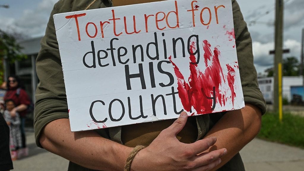 Kanadalaisen ukrainalaisyhteisön jäsenet osoittivat mieltään Venäjän vankeina pidettävien ukrainalaisten sotavankien puolesta kesällä 2025 Edmontonissa.