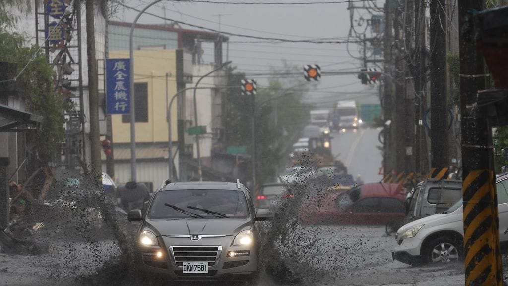 Kadut tulvivat kaupungissa hirmumyrskyn seurauksena.