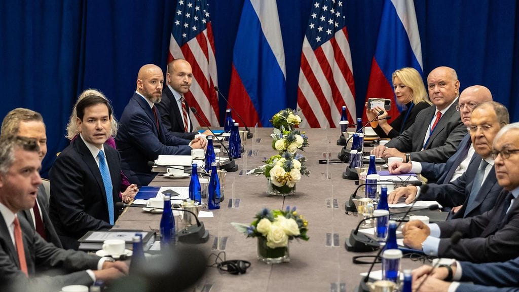 Yhdysvaltojen ulkoministeri Marco Rubio kehotti Venäjää lopettamaan tappamisen Ukrainassa tavatessaan Venäjän ulkoministerin Sergei Lavrovin YK:n yleiskokouksen yhteydessä New Yorkissa keskiviikkona.