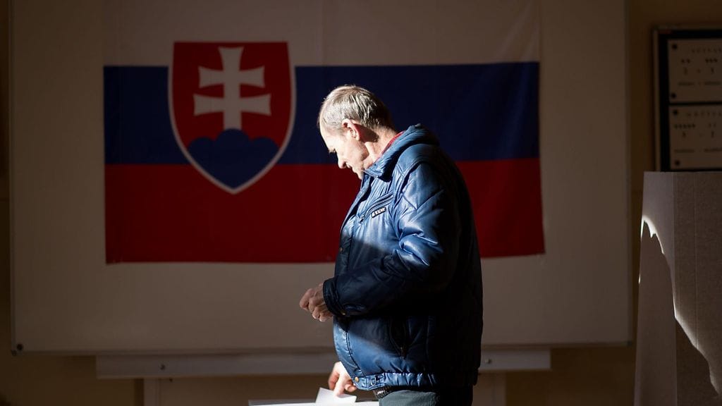 Kuvituskuva. Äänestäjä Bratislavassa Slovakiassa 7. helmikuuta 2015.
