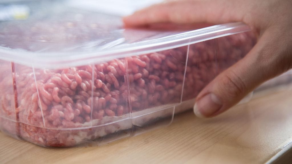 Mitä lihapakkauksen pullistuminen tarkoittaa? Kuvituskuva.