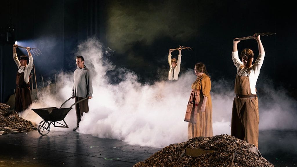 Väinö Linnan rakastettu klassikko nähdään nyt Kansallisteatterin lavalla.