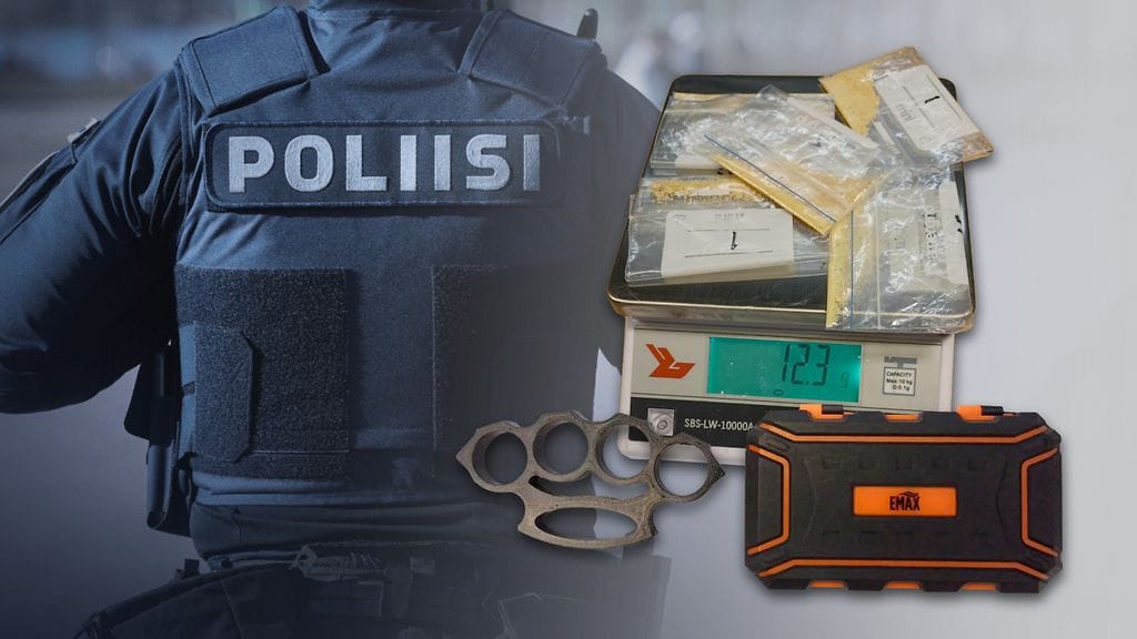 Entisen poliisin autosta löytyi useita pusseja amfetamiinia, vaaka ja nyrkkirauta.