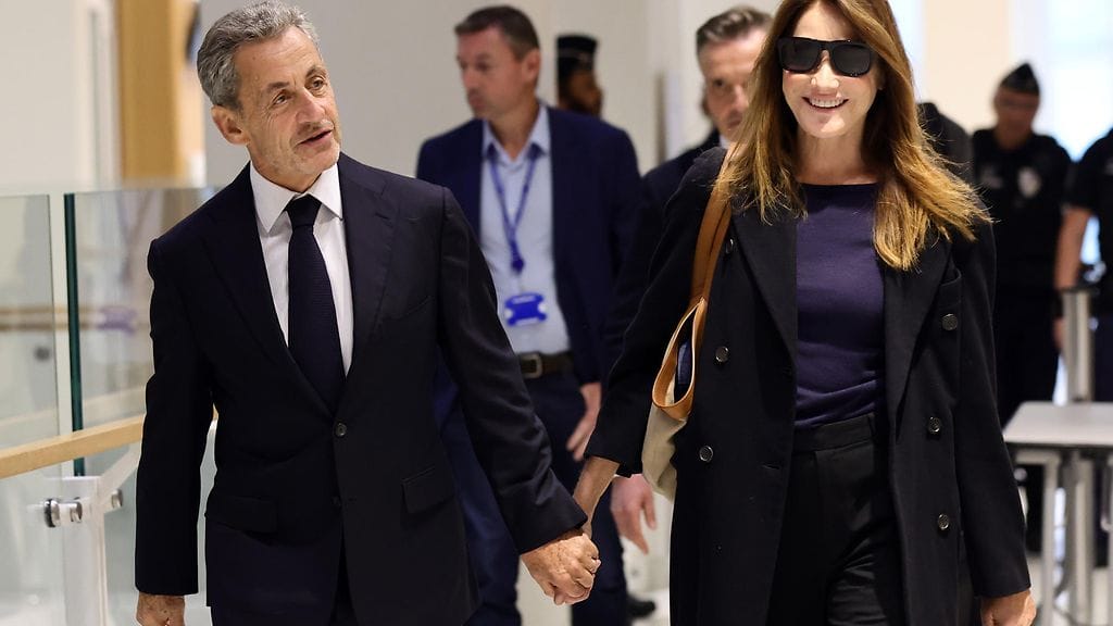 Nicolas Sarkozy ja hänen vaimonsa Carla Bruni-Sarkozy saapuvat oikeustalolle Pariisissa 25. syyskuuta 2025