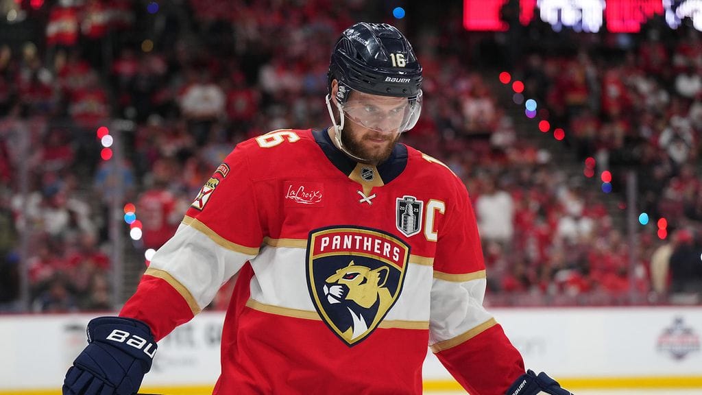 Aleksander Barkov vältti asettamasta painoa oikealle jalalleen.