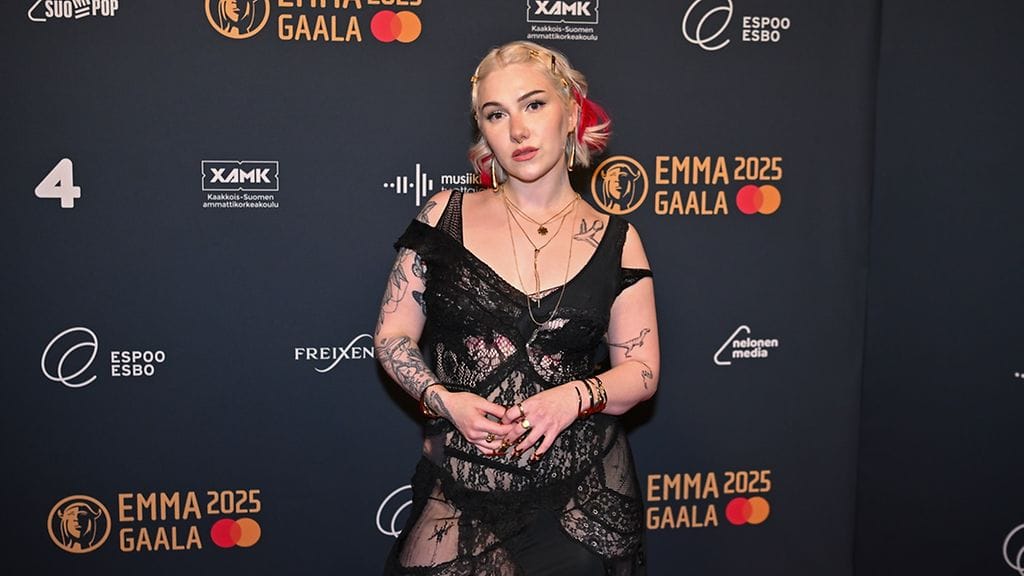 Evelinan selkää koristaa suuri tatuointi.