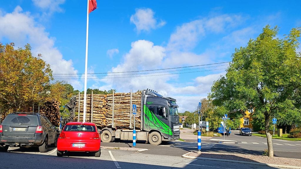 Turkulainen Arto hämmästyi nähdessään tukkirekan kuljettajan pysäköintiratkaisun. Lukijan kuva.