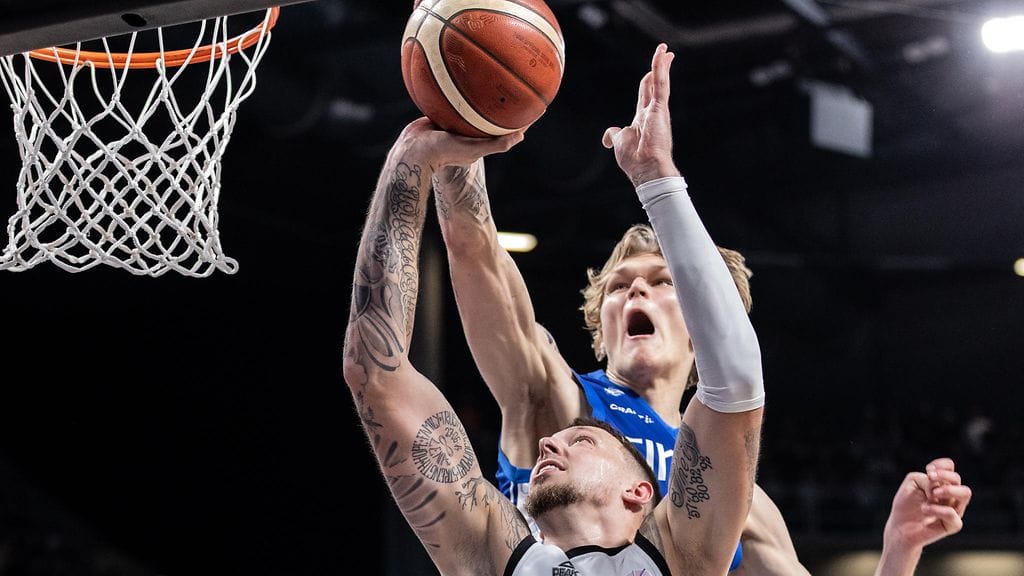 211-senttinen Miikka Muurinen on kokoisekseen nopea, kimmoisa ja ulottuva pelaaja. Kuvassa hän paimentaa Saksan sentteriä Daniel Theisiä EM-välierässä.