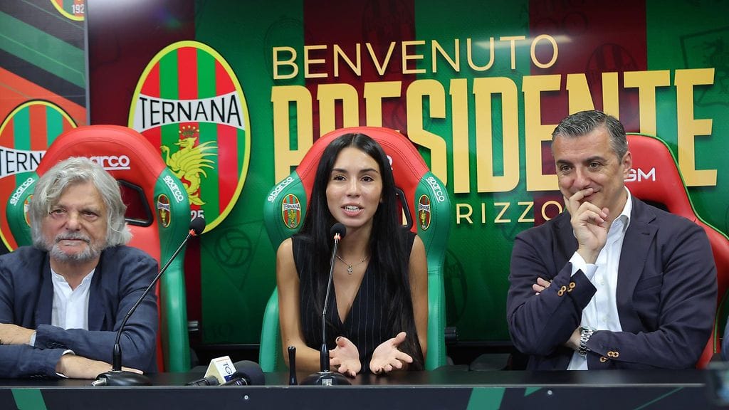 Claudia Rizzo (kesk.) on tiettävästi ensimmäinen nainen jalkapalloseuran johtajana Italiassa.