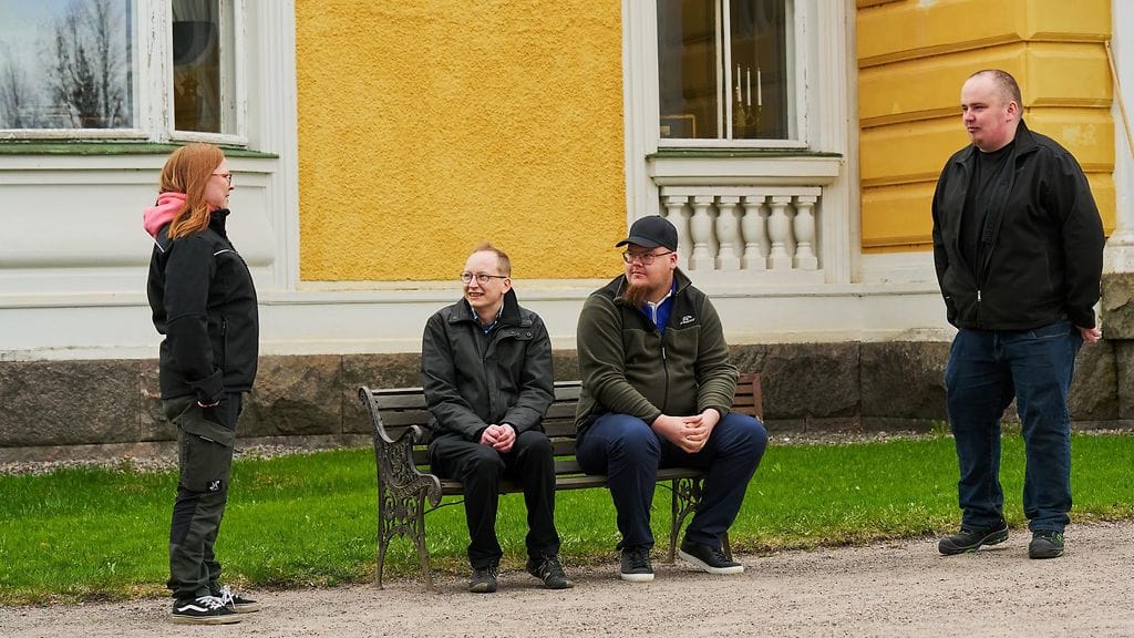 Maajussi-Pia ja sulhasehdokkaat viettävät aikaa ryhmätreffien merkeissä.