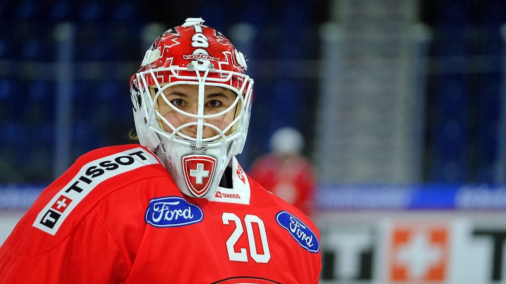 Andrea Brändli on Sveitsin jääkiekkomaajoukkueen tähtimaalivahti ja myös sotilas.