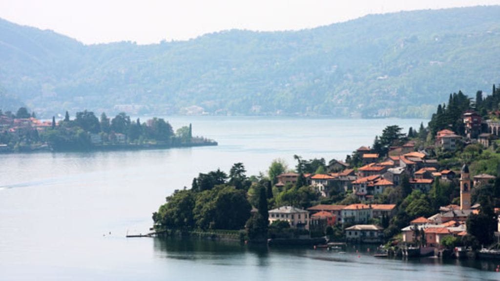 Näkymää Italian Como-järveltä. Kuvituskuva.