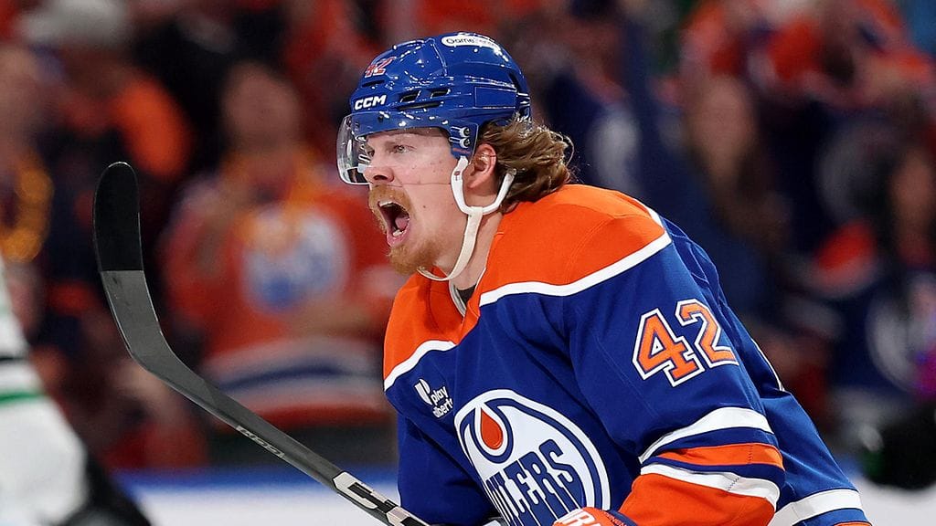 Kasperi Kapanen istui jäähyaitiossa ja heilutti maaliverkkoa.