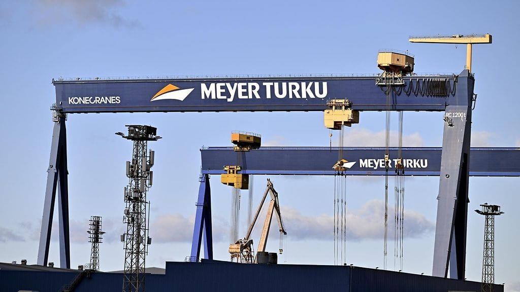 Meyer harkitsee myyvänsä vähemmistöosuudet Turun ja Saksan Papenburgin telakoistaan. Kuvituskuva.