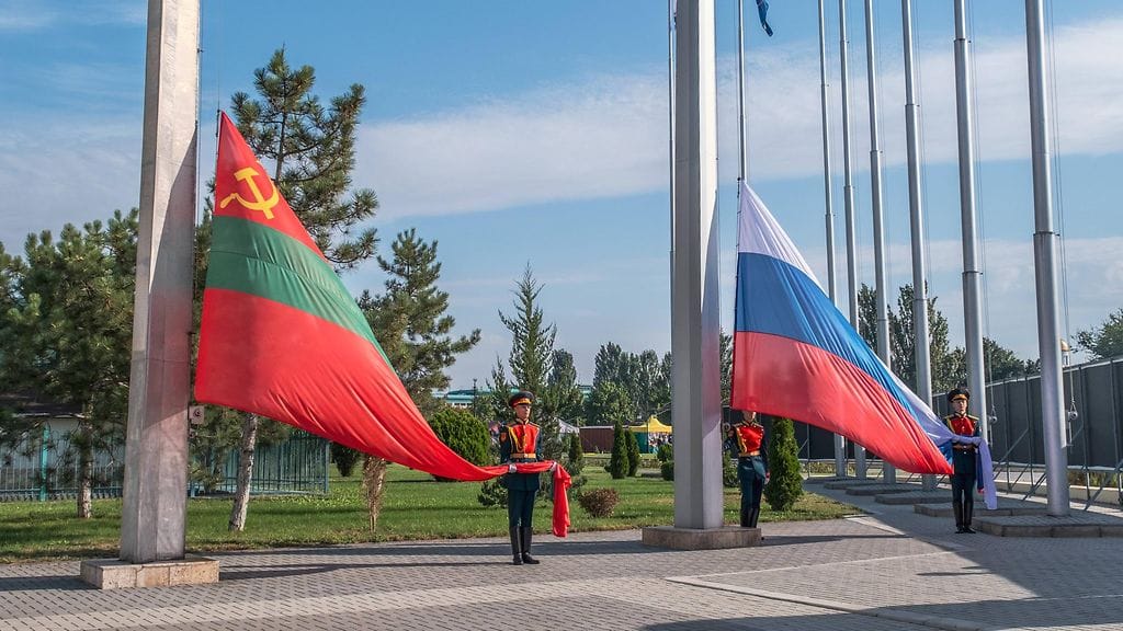 Transnistrian ja Venäjän liput nousemassa salkoon Tiraspolissa Transnistrian kansallispäivänä.