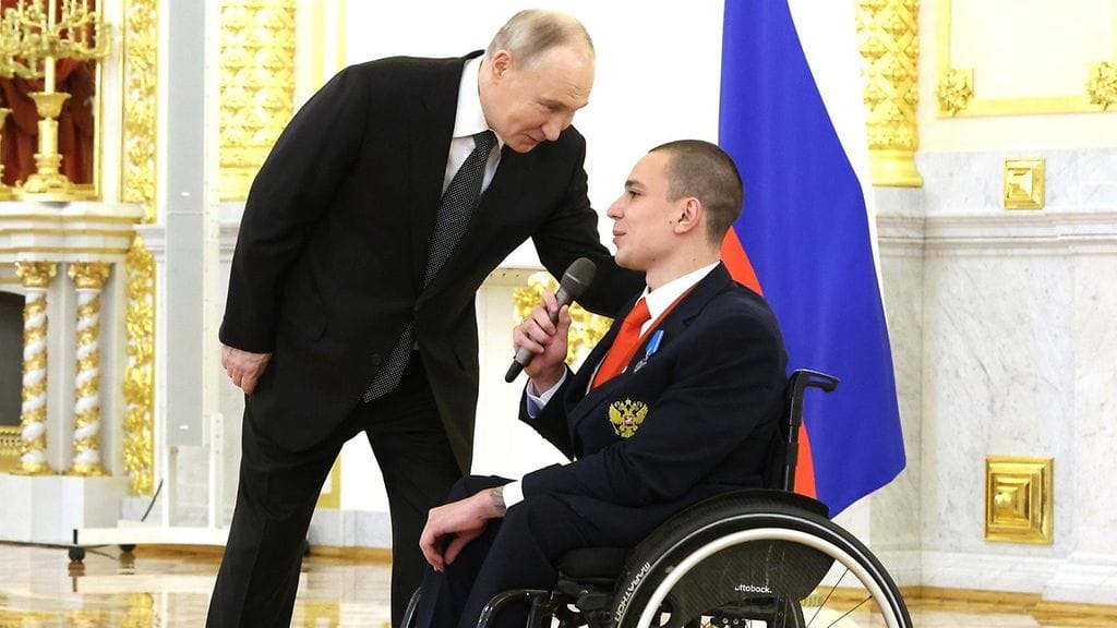 Venäjän presidentti Vladimir Putin (vas.) onnitteli Pariisin paralympialaisten mitalisteja Kremlissä joulukuussa 2024. Pariisissa venäläiset saivat kilpailla neutraaleina urheilijoina.