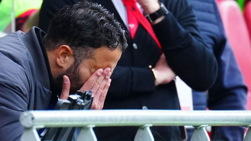 Paine Manchester Unitedin managerin Rubem Amorimin yllä kasvaa.