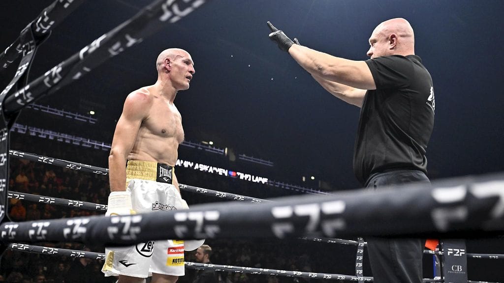 Amin Asikaiselle tehtiin luvunlaskenta Helsingin nyrkkeilyillassa lauantaina.