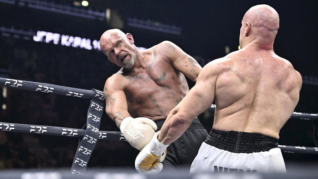 Jere Karalahti (kasvot kameraan päin) oli paineen alla kohutussa nyrkkeilyottelussa Matias Niemeä vastaan.