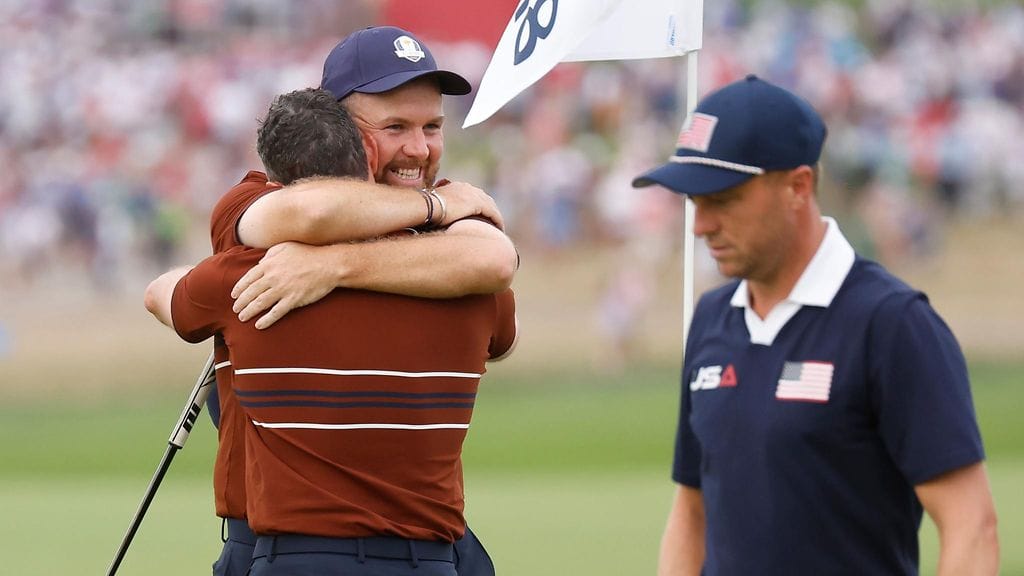 Rory McIlroy ja Shane Lowry juhlivat New Yorkin riehakkaan yleisön edessä.