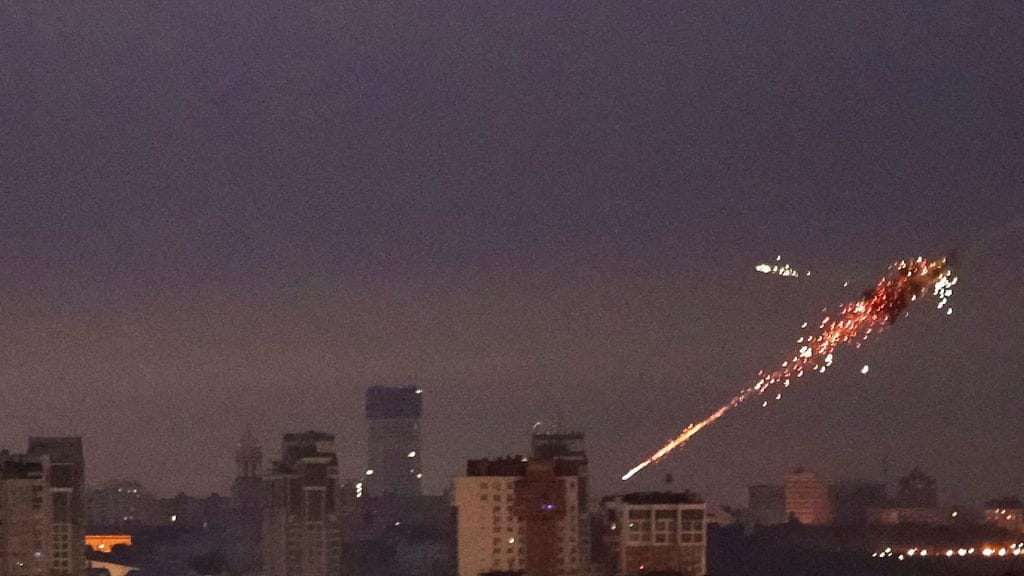 Ohjuksen räjähdys taivaalla kaupungin yllä Venäjän hyökkäyksen keskellä Kiovassa, Ukrainassa 28. syyskuuta 2025.