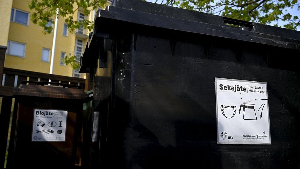 Kuvituskuva. Jäteastioita taloyhtiön jätehuoltopisteellä Helsingissä 13. toukokuuta 2025.