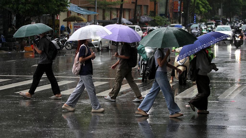 Ihmisiä Vietnamin pääkaupungissa Hanoissa maanantaina 29.syykuuta.