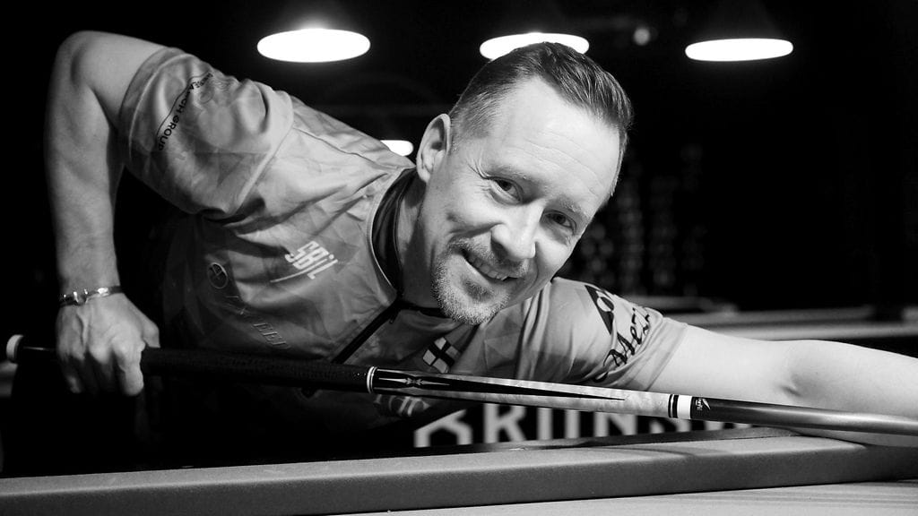 Mika Immonen on poissa. Kuvassa hän poseeraa toukokuussa 2023, muutama kuukausi ennen syöpädiagnoosiaan.