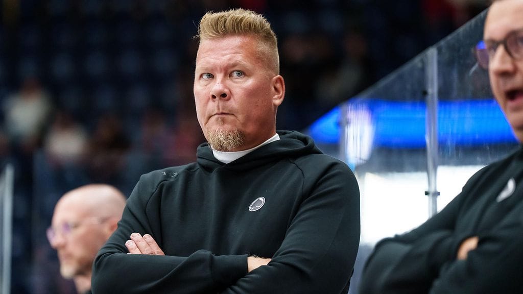 Jarno Pikkarainen jatkaa Ässien valmentajana myös ensi kaudella.