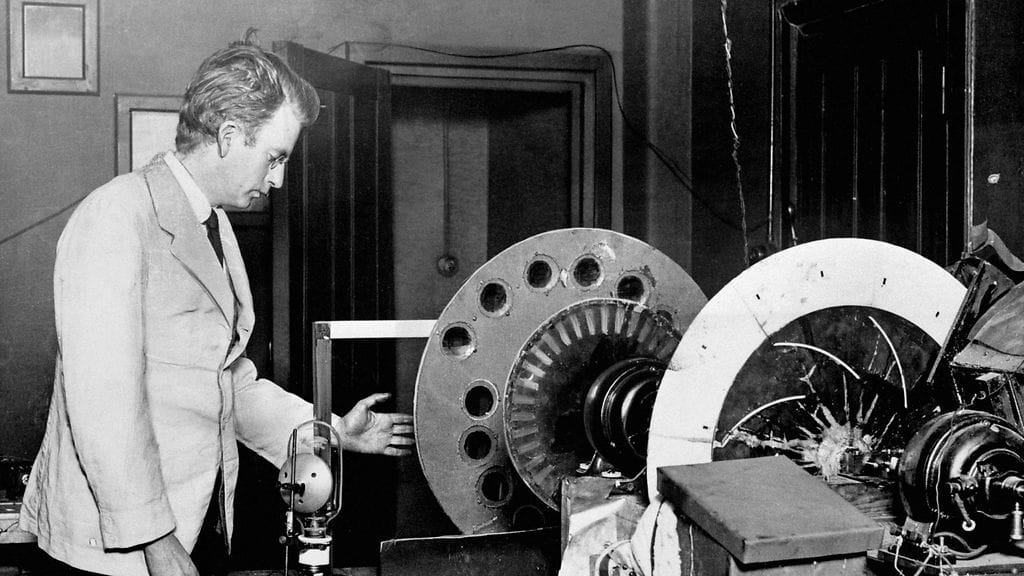 Lokakuussa 1925 keksijä John Logie Baird testasi televisiolaitettaan ensimmäistä kertaa oikealla ihmisellä.