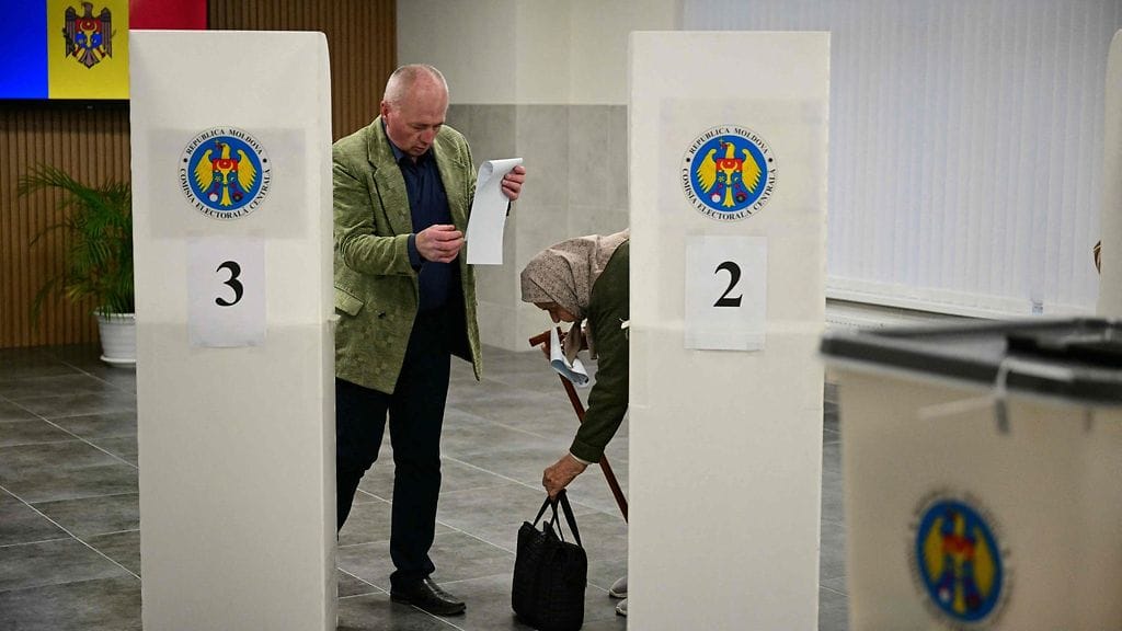 LK 29.9.2025 Mies ja nainen äänestivät parlamenttivaaleissa Moldovan Chișinăussa 28. syyskuuta 2025.