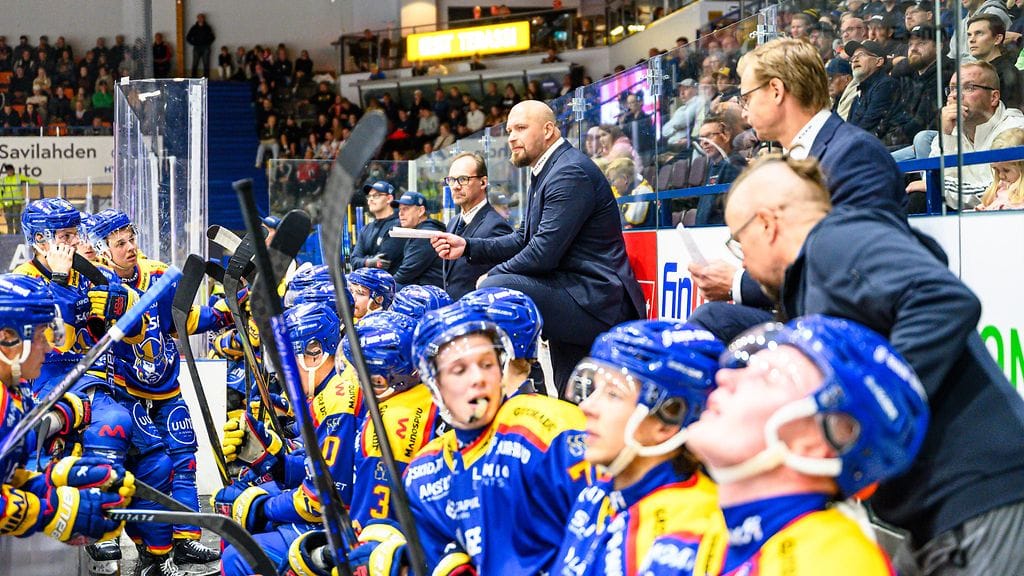 Jukurit jatkaa kesken viime kauden peräsimeen hypänneen Jonne Virtasen valmennuksessa.