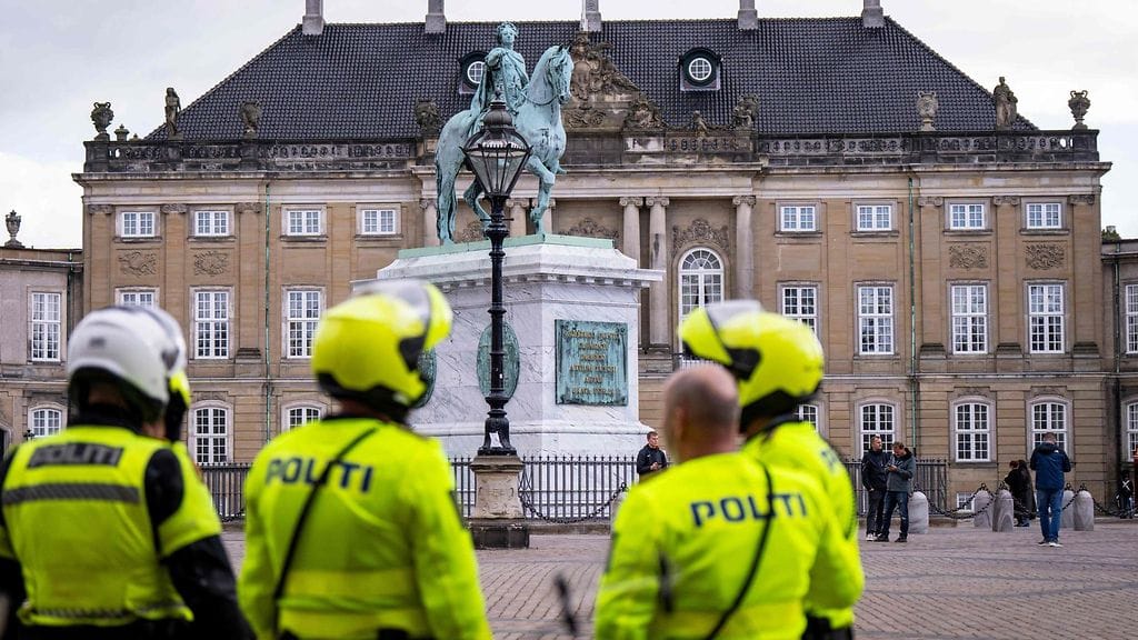 Tanskan, Ruotsin ja Norjan poliisit partioivat Amalienborgin palatsin ulkopuolella Kööpenhaminassa maanantaina.
