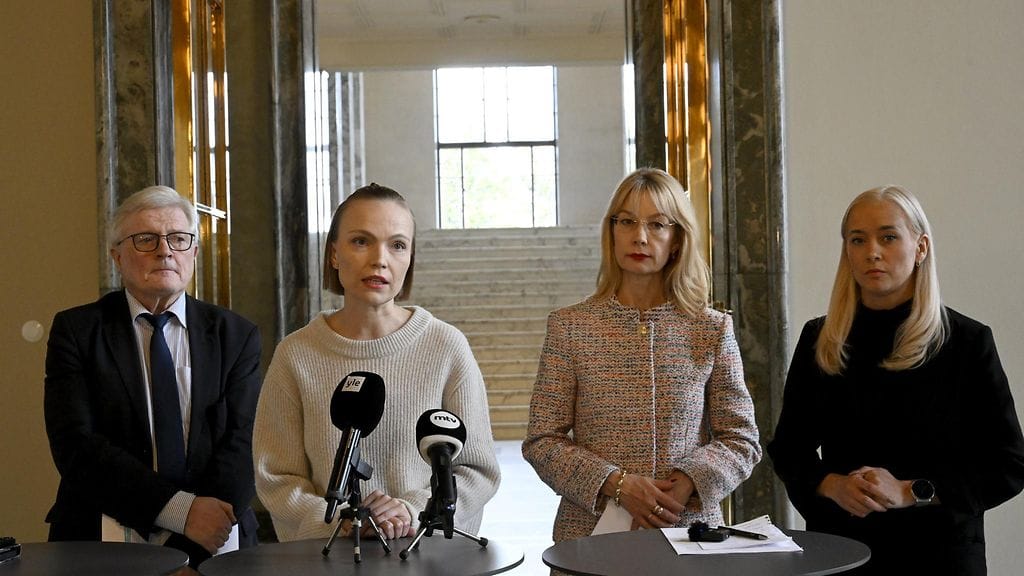 Vasemmistoliiton puheenjohtaja Minja Koskela (2: vas.), eduskunnan ulkoasiainvaliokunnan puheenjohtaja Johannes Koskinen, SDP:n eduskuntaryhmän puheenjohtaja Tytti Tuppurainen ja vihreiden puheejohtaja Sofia Virta (oik.) pitivät tiedotustilaisuuden eduskunnan Valtiosalissa Helsingissä 19. syyskuuta 2025. SDP:n, vihreiden ja vasemmistoliiton eduskuntaryhmät jättivät välikysymyksen hallituksen toimintakyvystä Palestiinan valtion tunnustamisessa.