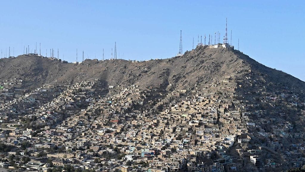 Televiestintäantenneja Kabulin kukkulalla 29. syyskuuta 2025 maanlaajuisen verkkokatkoksen aikana.