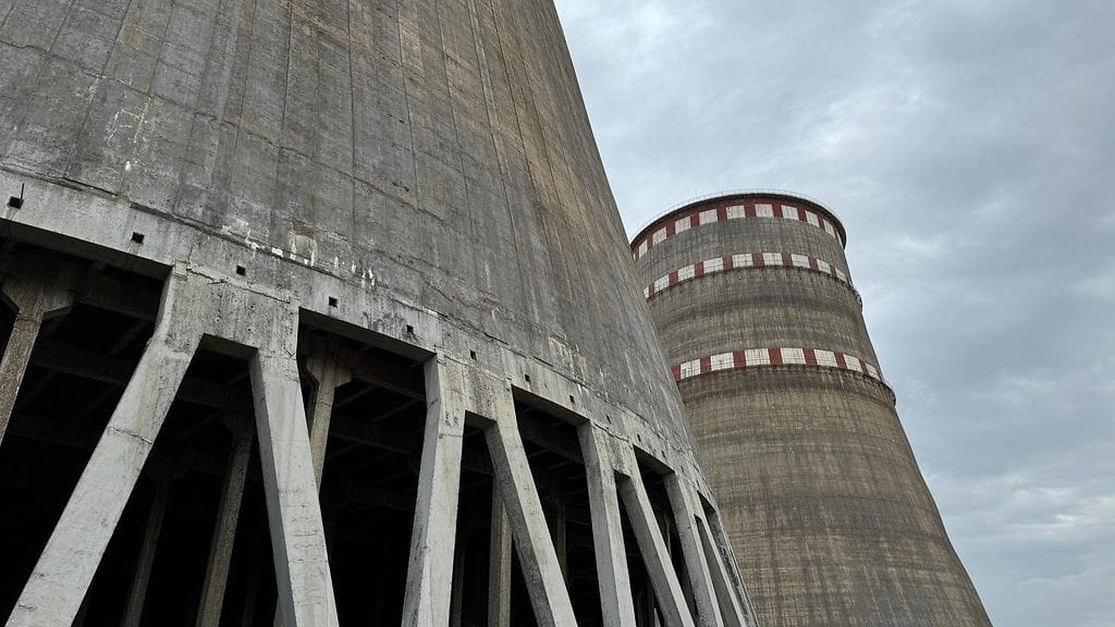 Zaporizhzjan ydinvoimalan jäähdytystorni vuodentakaisessa kuvassa.
