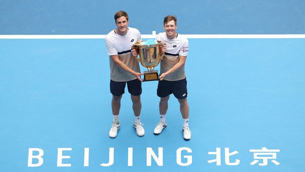 Henry Patten (vas.) ja Harri Heliövaara juhlivat titteliä Pekingissä.