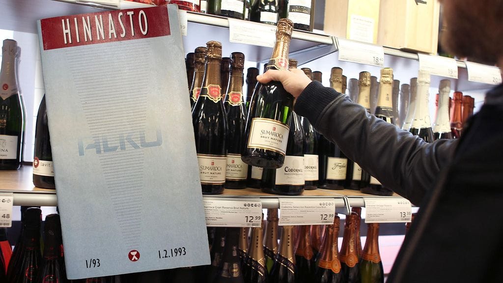 Pikkukuvassa Alkon hinnasto 1993