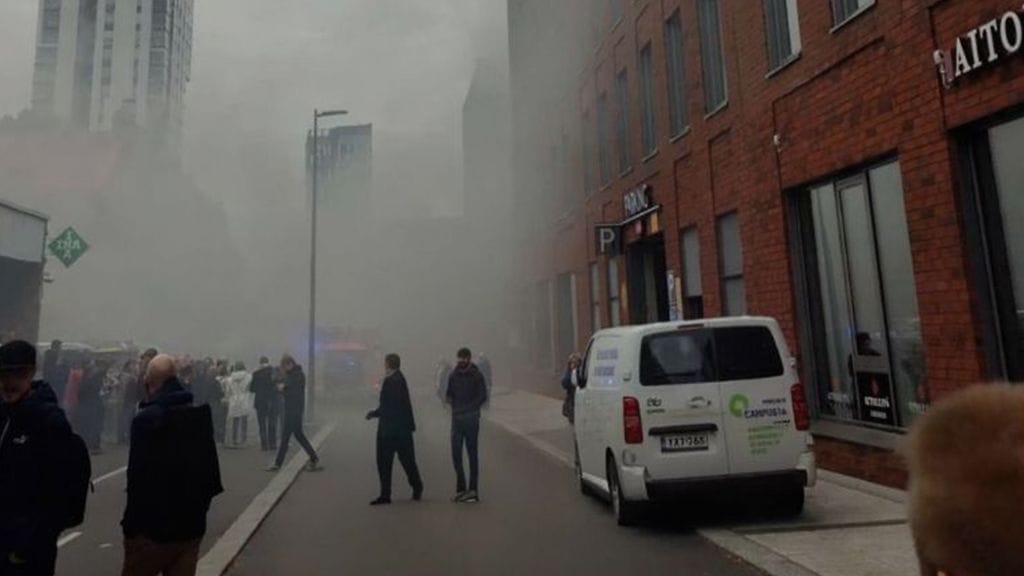 Tampereella Peltokadulla sijaitsevassa maanalaisessa parkkihallissa paloi auto. Kuva on tapahtumapaikalta.