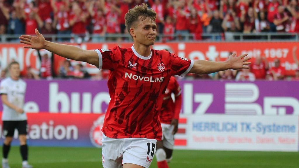 Naatan Skyttä Kaiserslauternin paidassa.