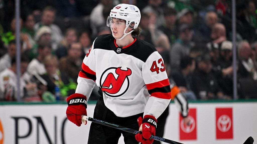 Luke Hughes (kuvassa) teki pitkän jatkosopimuksen NHL-seura New Jersey Devilsin kanssa.