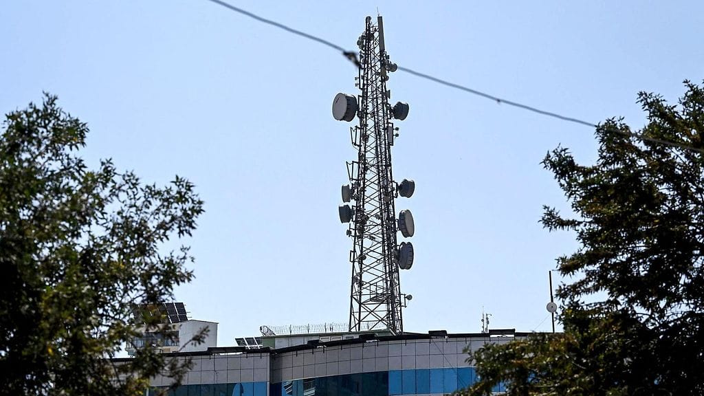 Tietoliikenneantenni Kabulissa Afganistanissa tiistaina.