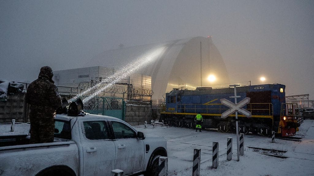 Venäjä on iskenyt Tshernobylin alueelle aiemminkin. Helmikuussa Ukrainan sotilaat tutkivat vaurioita reaktoriyksikön suojarakennelmassa.