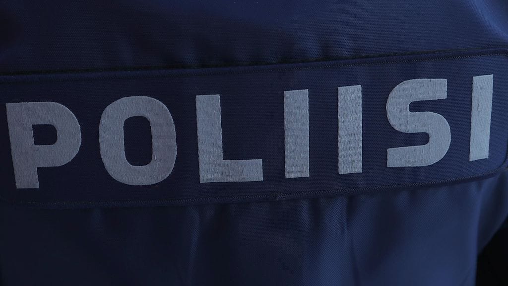 Yksi ihminen kuoli, kun henkilöauton ajatui kuorma-auton kaistalle Oulaisissa.