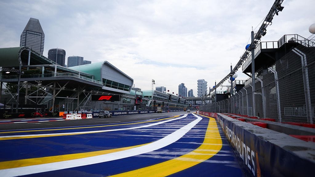 Singaporen kisa ajetaan kuumissa ja kosteissa oloissa.